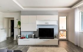 Lovely 1-Bedroom Apartment With Parking Ocean View